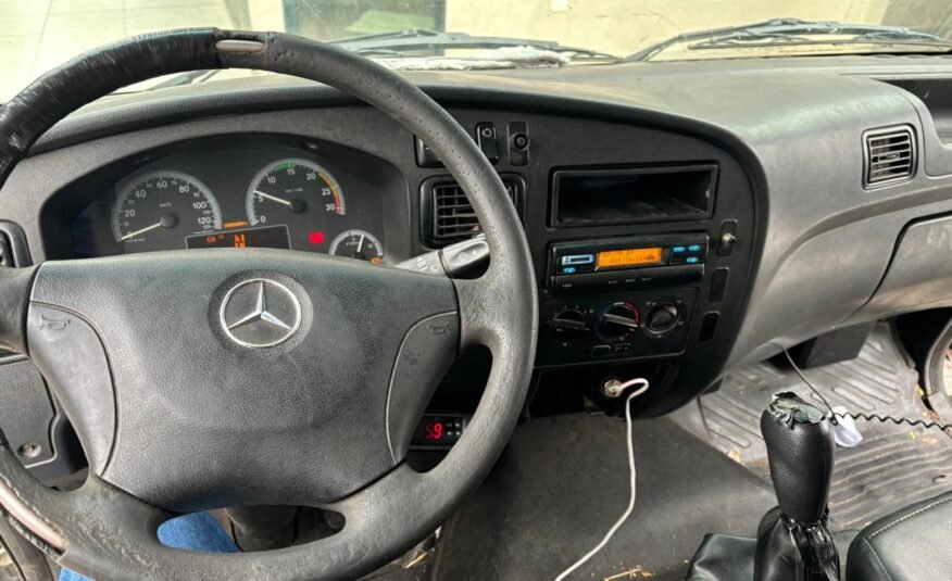 Mercedes-Benz Accelo 1016 Baú – 2014