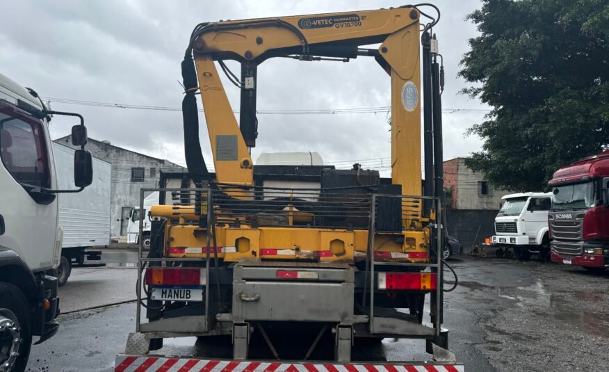 Iveco 240e28 8×2 2013 Carroceria com Munck