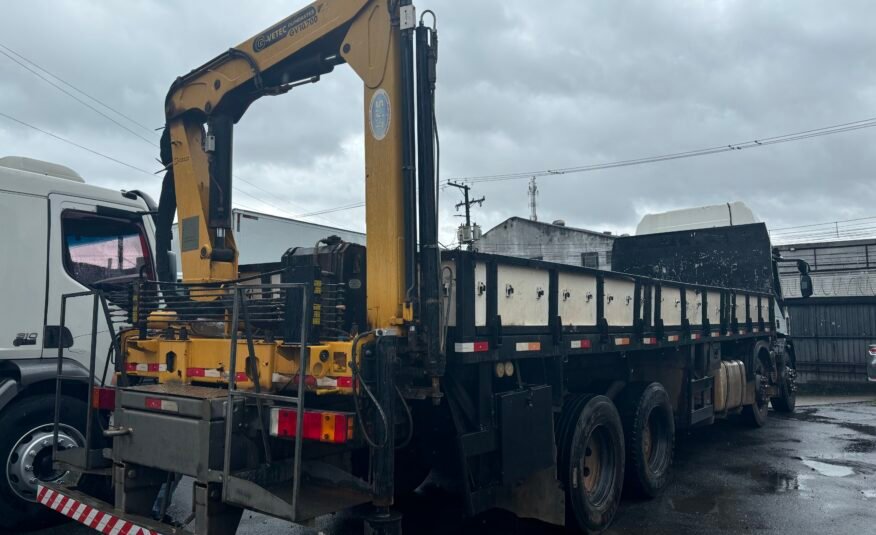 Iveco 240e28 8×2 2013 Carroceria com Munck