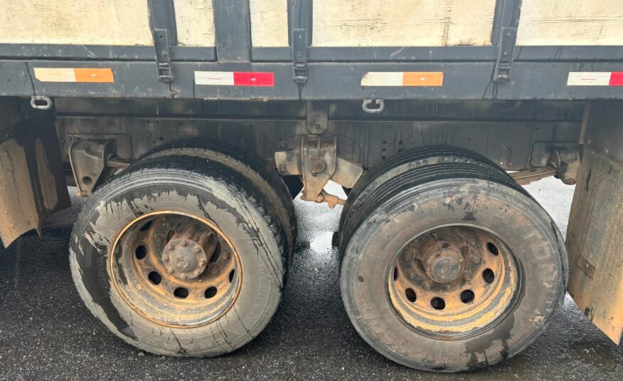 Iveco 240e28 8×2 2013 Carroceria com Munck