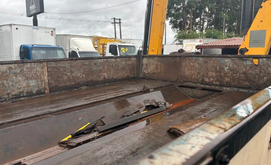 Iveco 240e28 8×2 2013 Carroceria com Munck