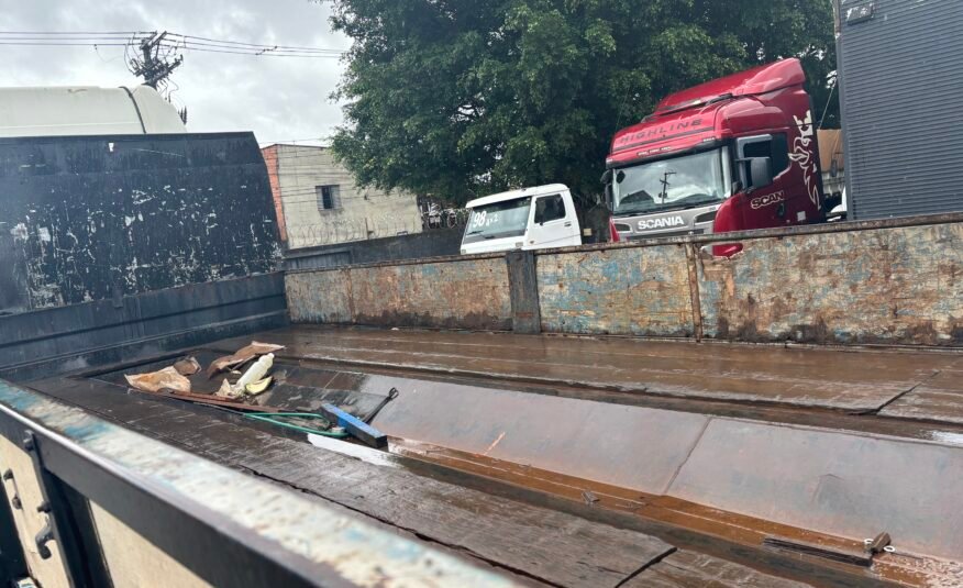 Iveco 240e28 8×2 2013 Carroceria com Munck