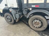 Iveco 240e28 8×2 2013 Carroceria com Munck