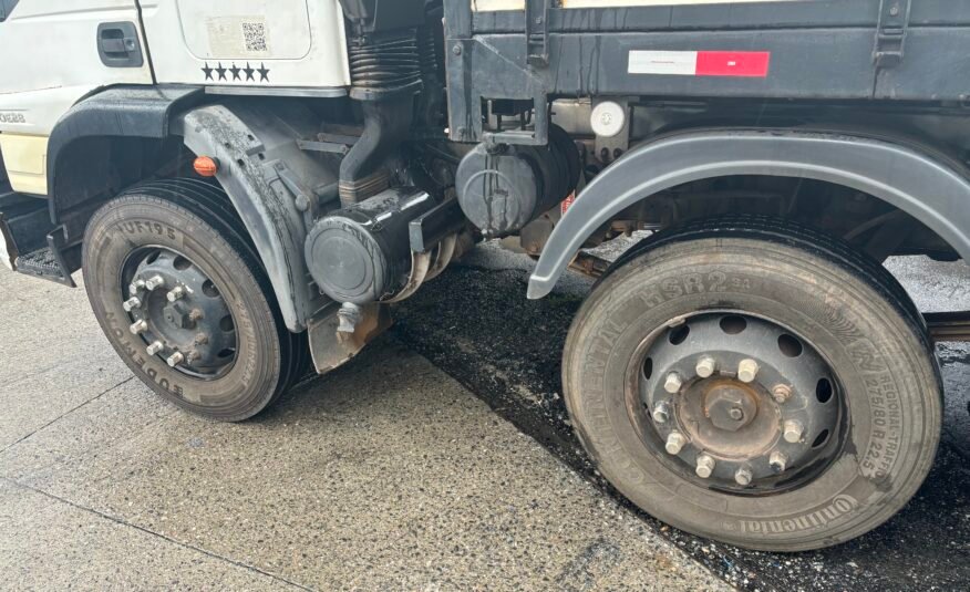 Iveco 240e28 8×2 2013 Carroceria com Munck