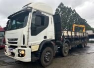 Iveco 240e28 8×2 2013 Carroceria com Munck