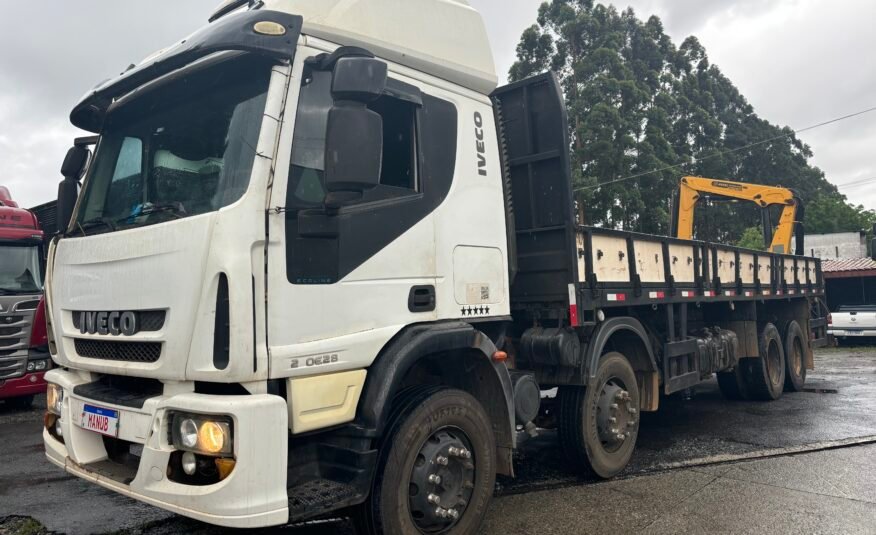 Iveco 240e28 8×2 2013 Carroceria com Munck