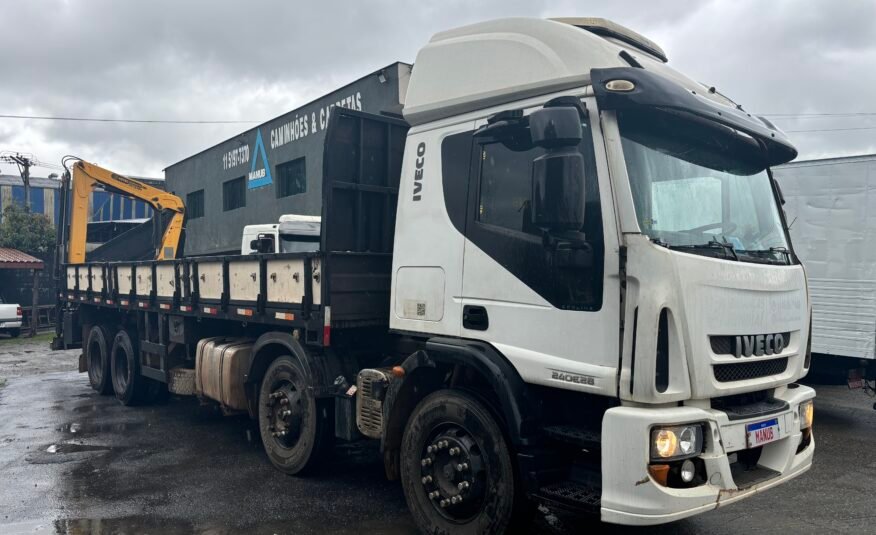 Iveco 240e28 8×2 2013 Carroceria com Munck