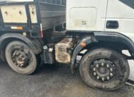 Iveco 240e28 8×2 2013 Carroceria com Munck