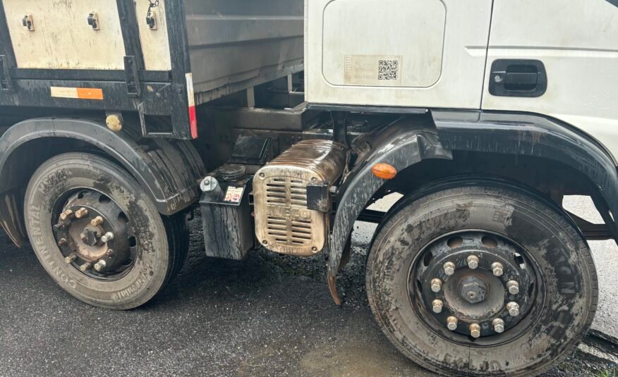 Iveco 240e28 8×2 2013 Carroceria com Munck