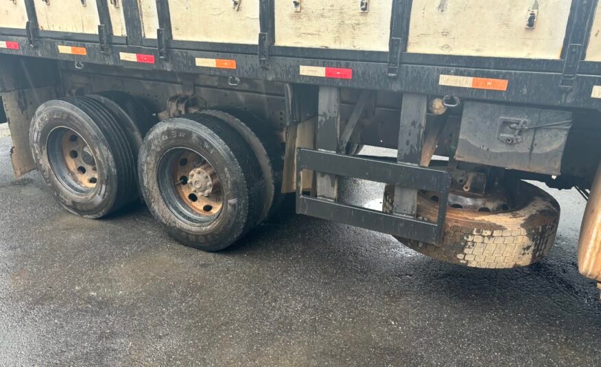 Iveco 240e28 8×2 2013 Carroceria com Munck