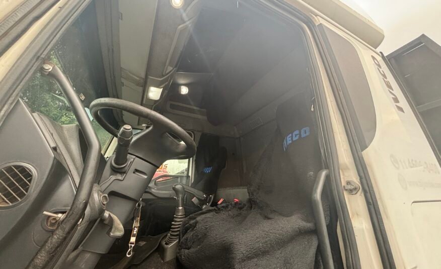 Iveco 240e28 8×2 2013 Carroceria com Munck