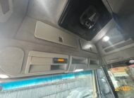 Iveco 240e28 8×2 2013 Carroceria com Munck