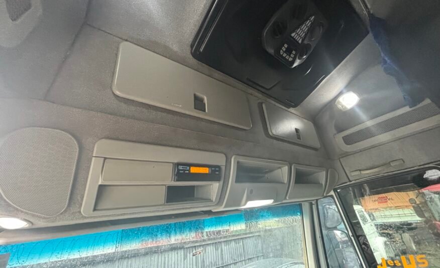 Iveco 240e28 8×2 2013 Carroceria com Munck
