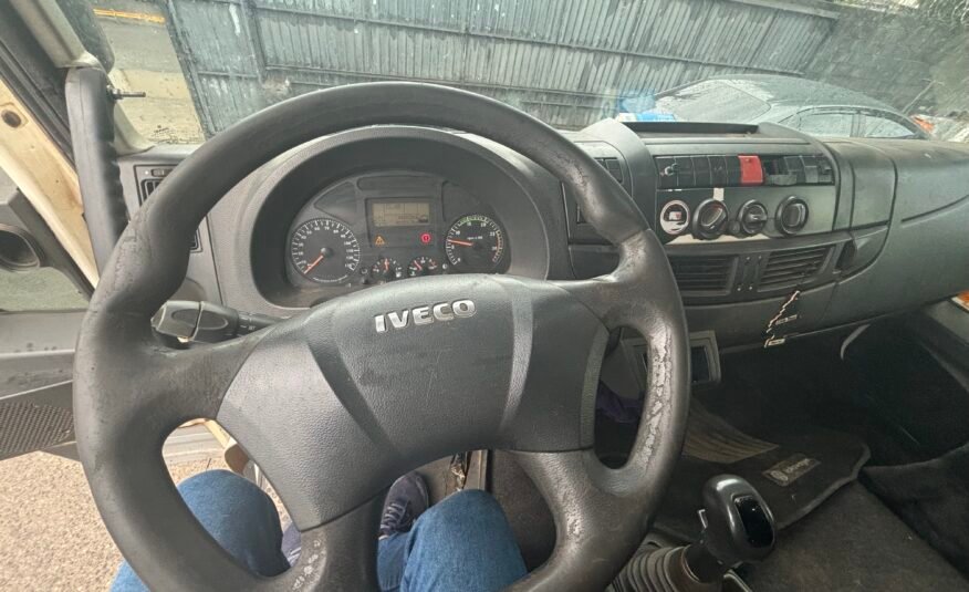 Iveco 240e28 8×2 2013 Carroceria com Munck