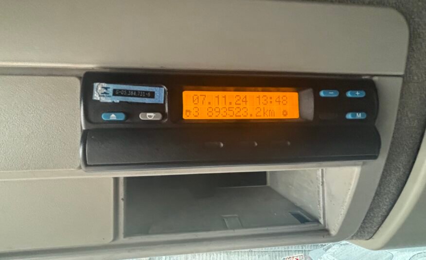 Iveco 240e28 8×2 2013 Carroceria com Munck