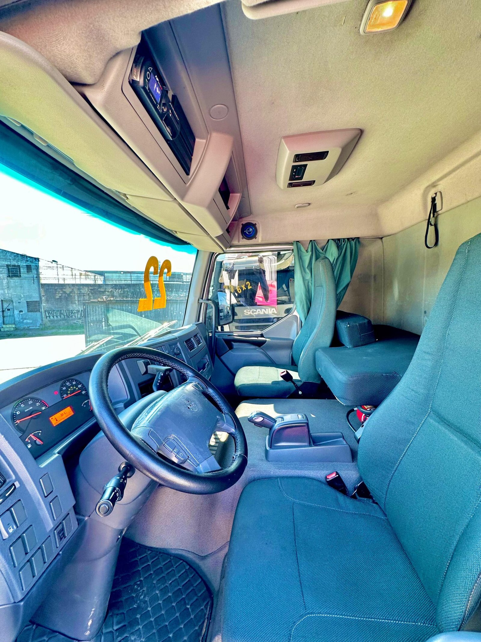 Volvo Vm 270 6×2 2022 Automático E Baú De 8.5m