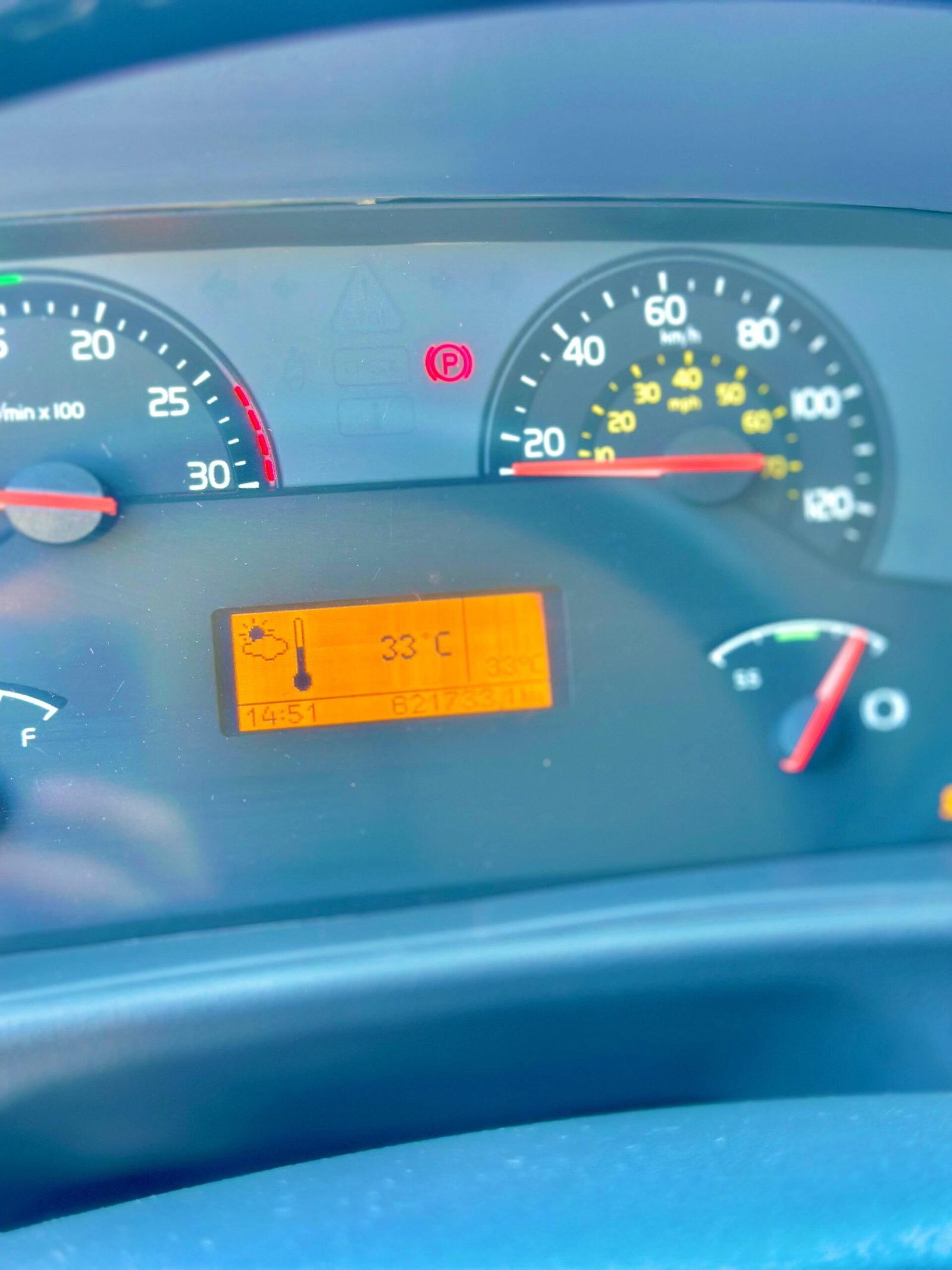 Volvo Vm 270 6×2 2022 Automático E Baú De 8.5m