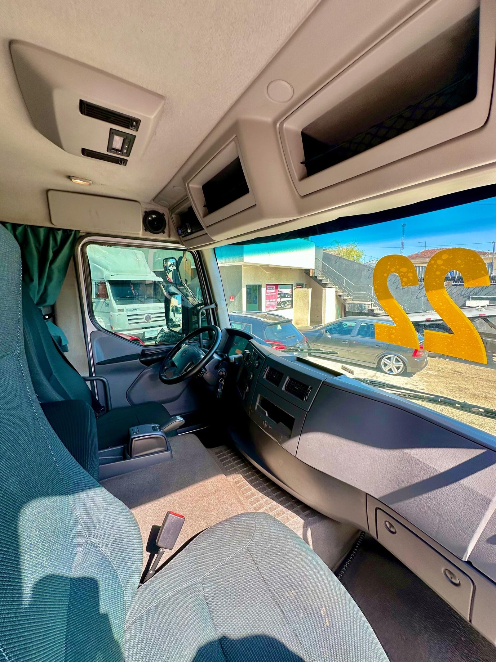 Volvo Vm 270 6×2 2022 Automático E Baú De 8.5m