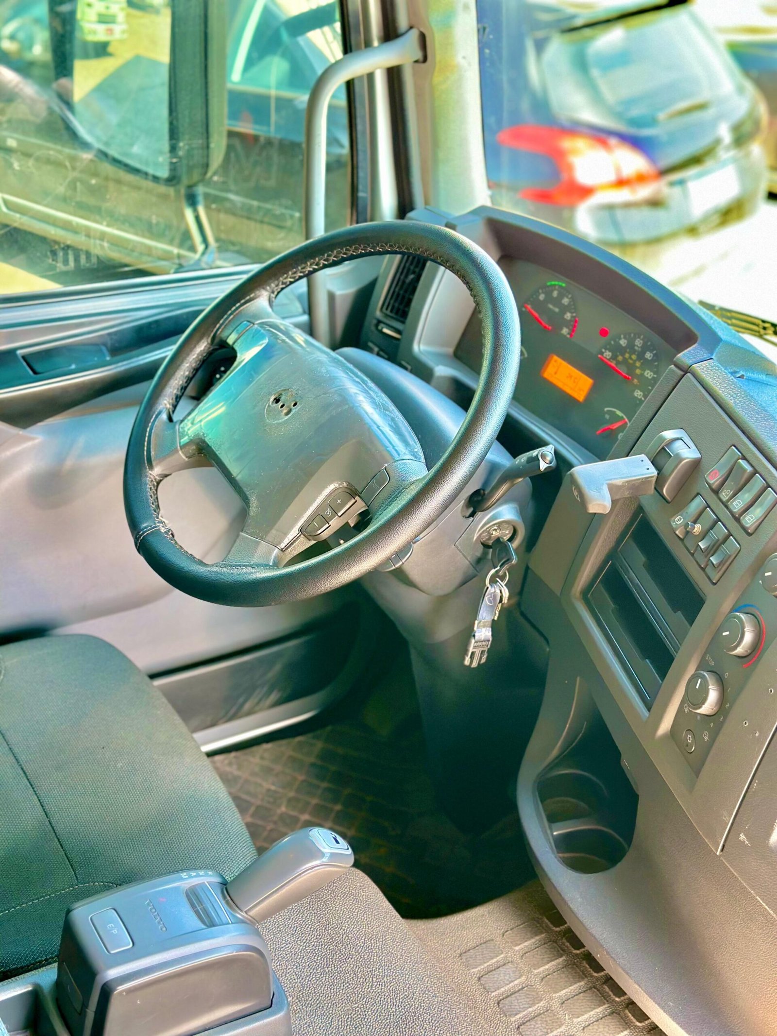 Volvo Vm 270 6×2 2022 Automático E Baú De 8.5m