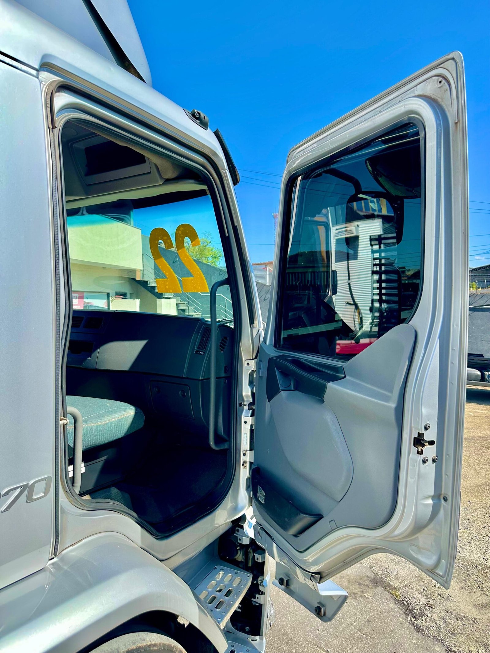 Volvo Vm 270 6×2 2022 Automático E Baú De 8.5m