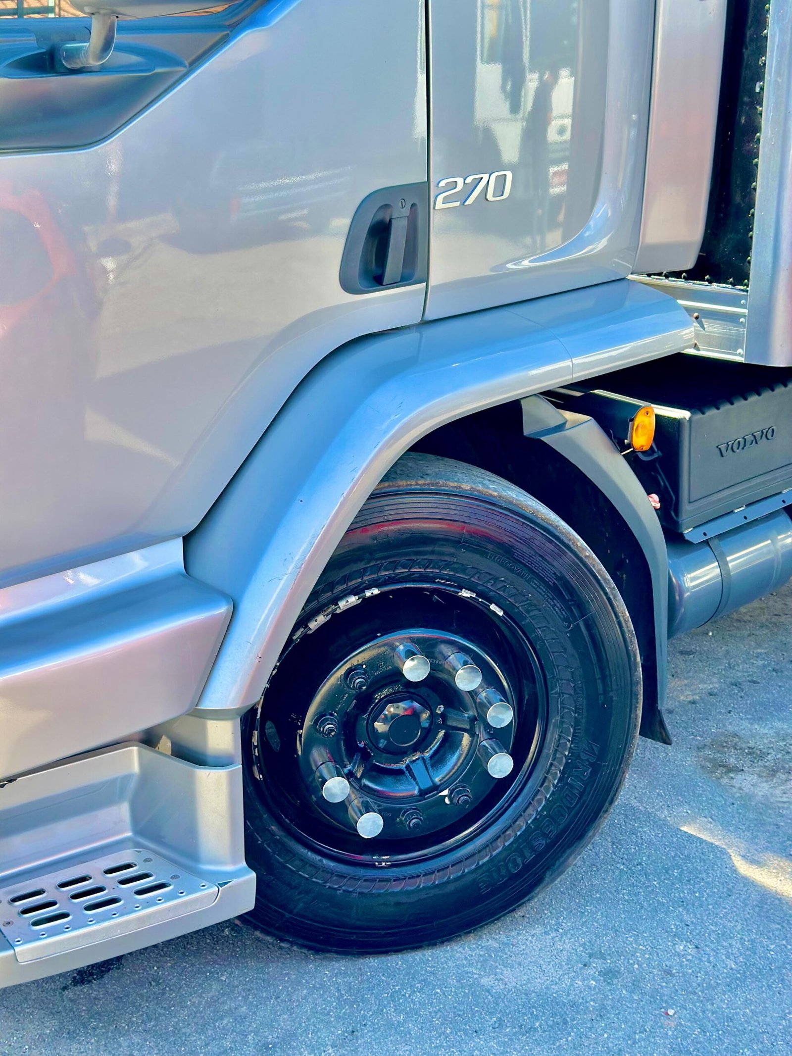 Volvo Vm 270 6×2 2022 Automático E Baú De 8.5m