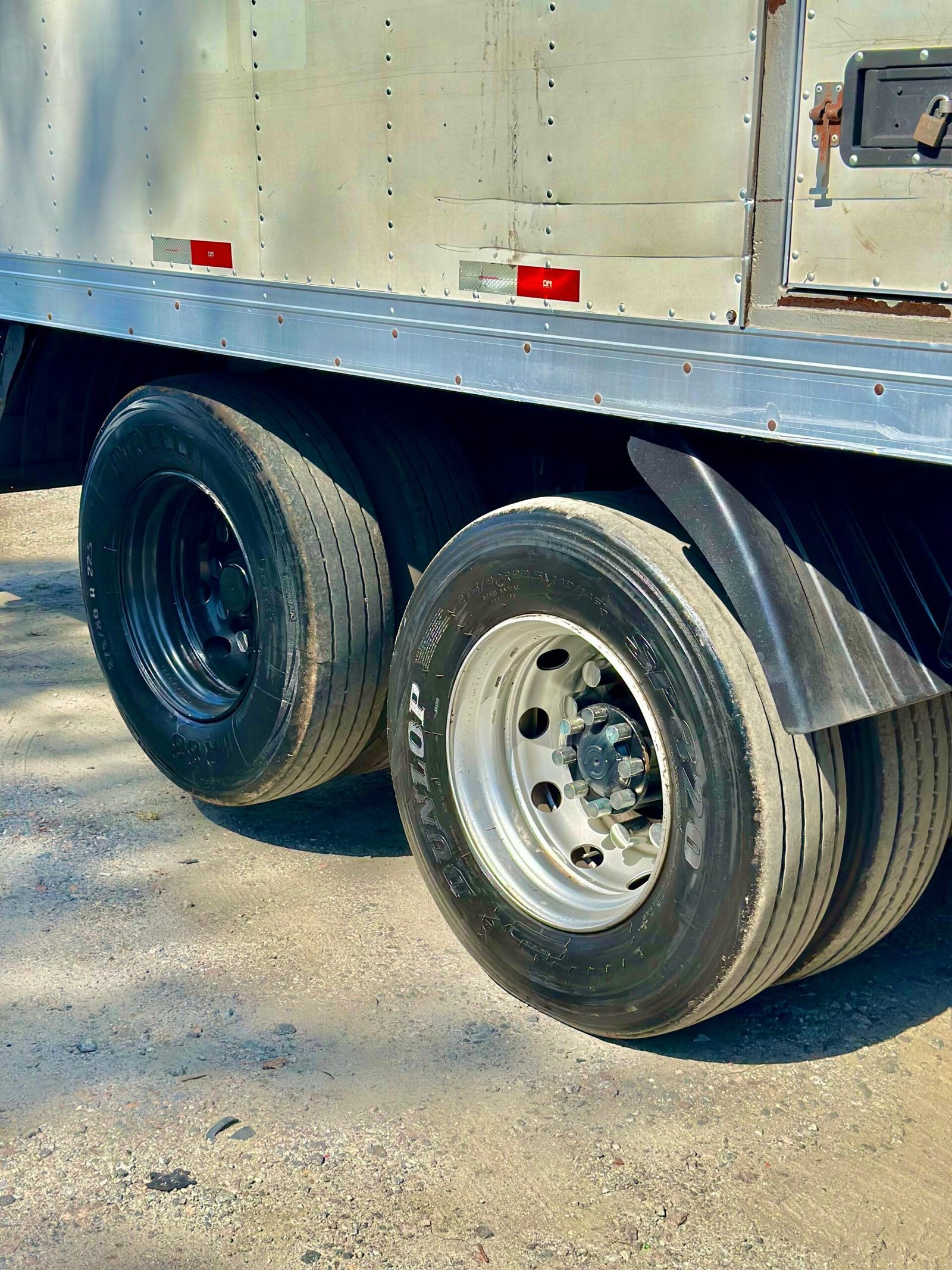 Volvo Vm 270 6×2 2022 Automático E Baú De 8.5m