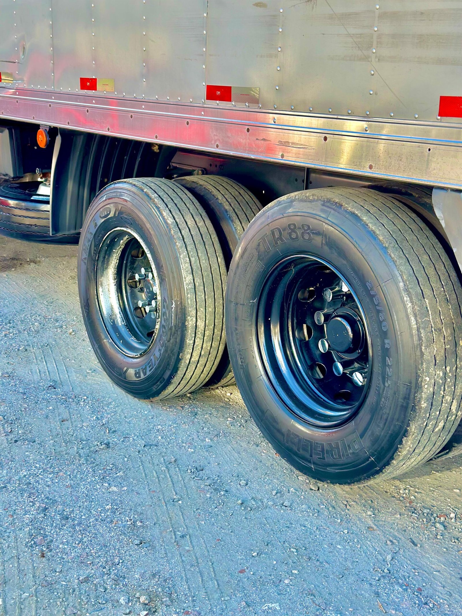 Volvo Vm 270 6×2 2022 Automático E Baú De 8.5m