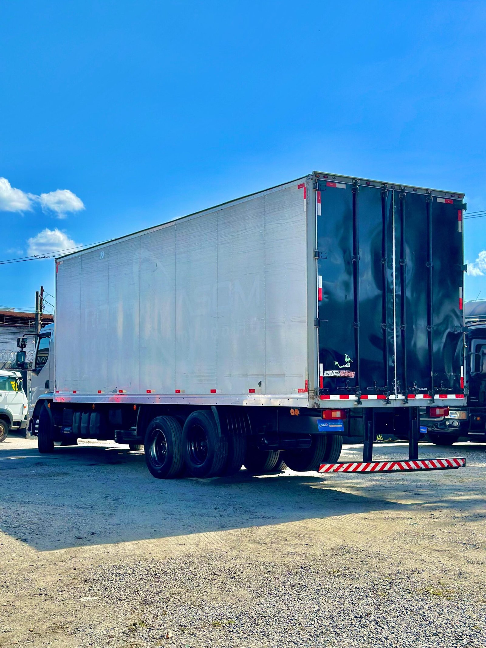 Volvo Vm 270 6×2 2022 Automático E Baú De 8.5m