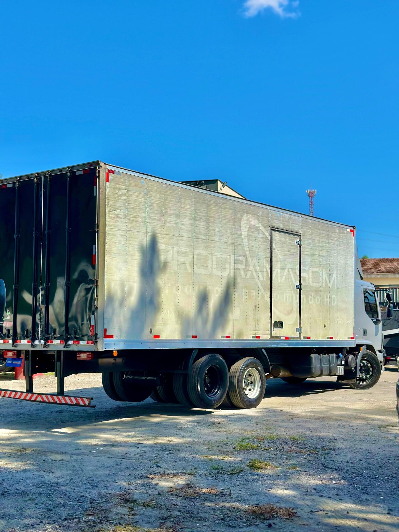 Volvo Vm 270 6×2 2022 Automático E Baú De 8.5m