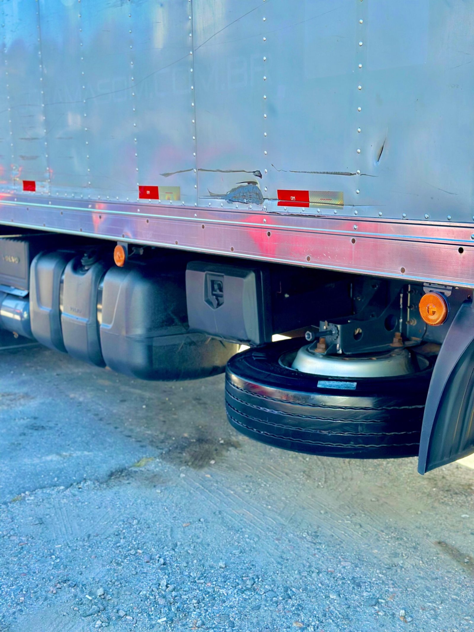 Volvo Vm 270 6×2 2022 Automático E Baú De 8.5m