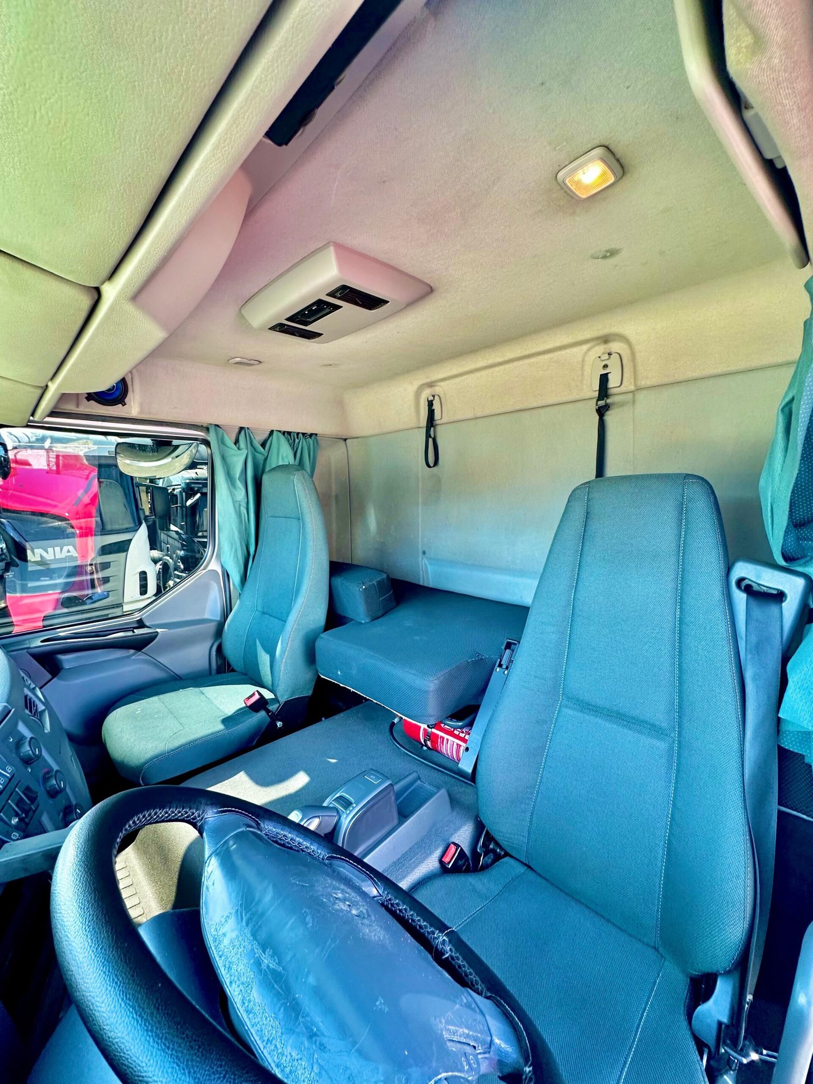 Volvo Vm 270 6×2 2022 Automático E Baú De 8.5m