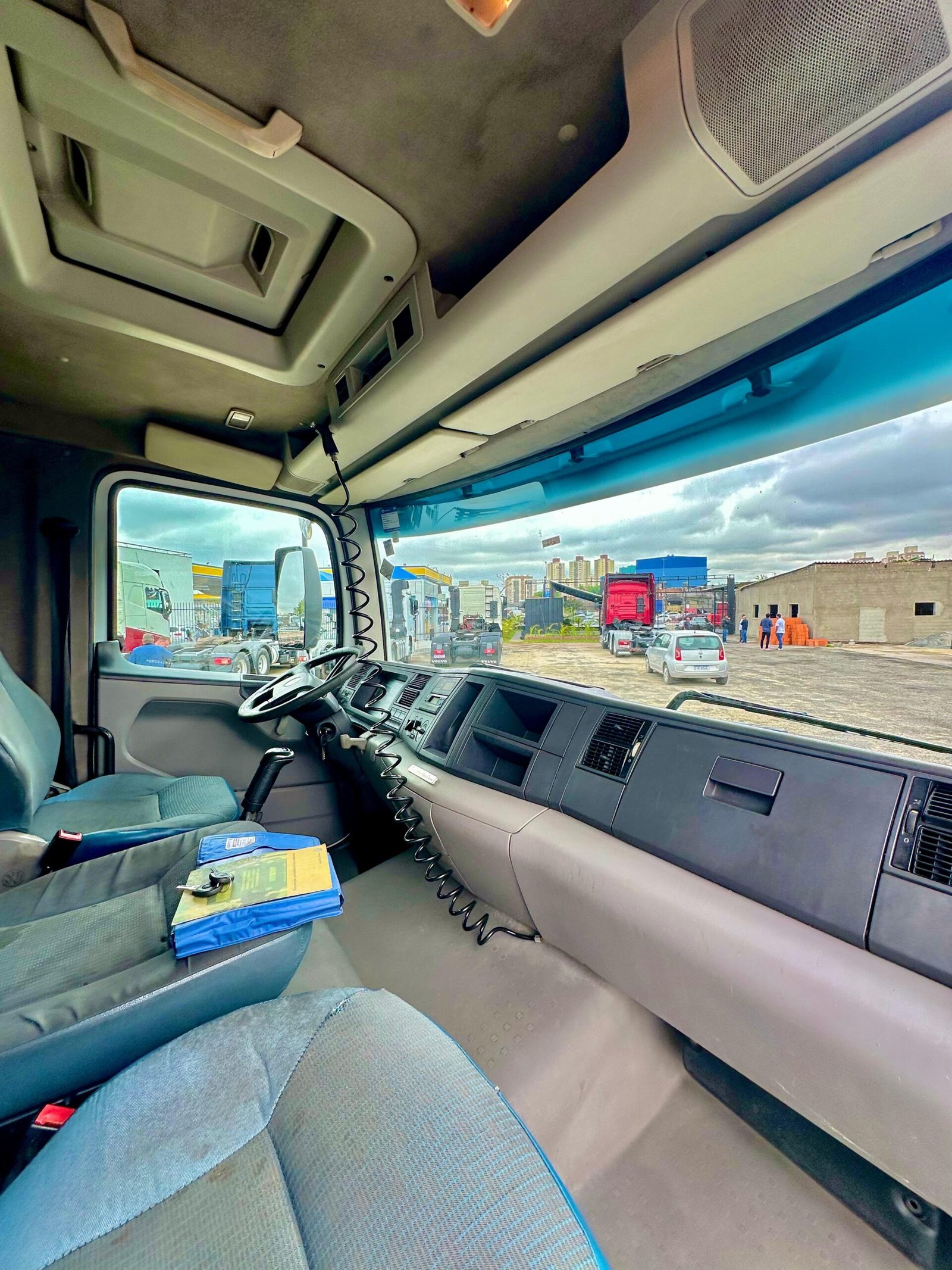 Vw 17.250 4×2 2011 Com Baú Refrigerado Ou No Chassi