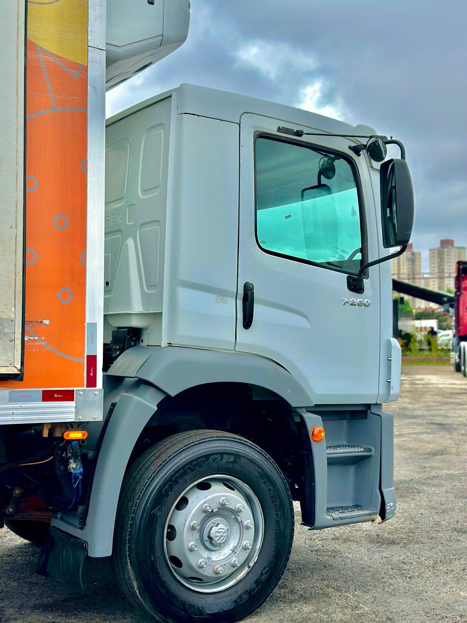 Vw 17.250 4×2 2011 Com Baú Refrigerado Ou No Chassi