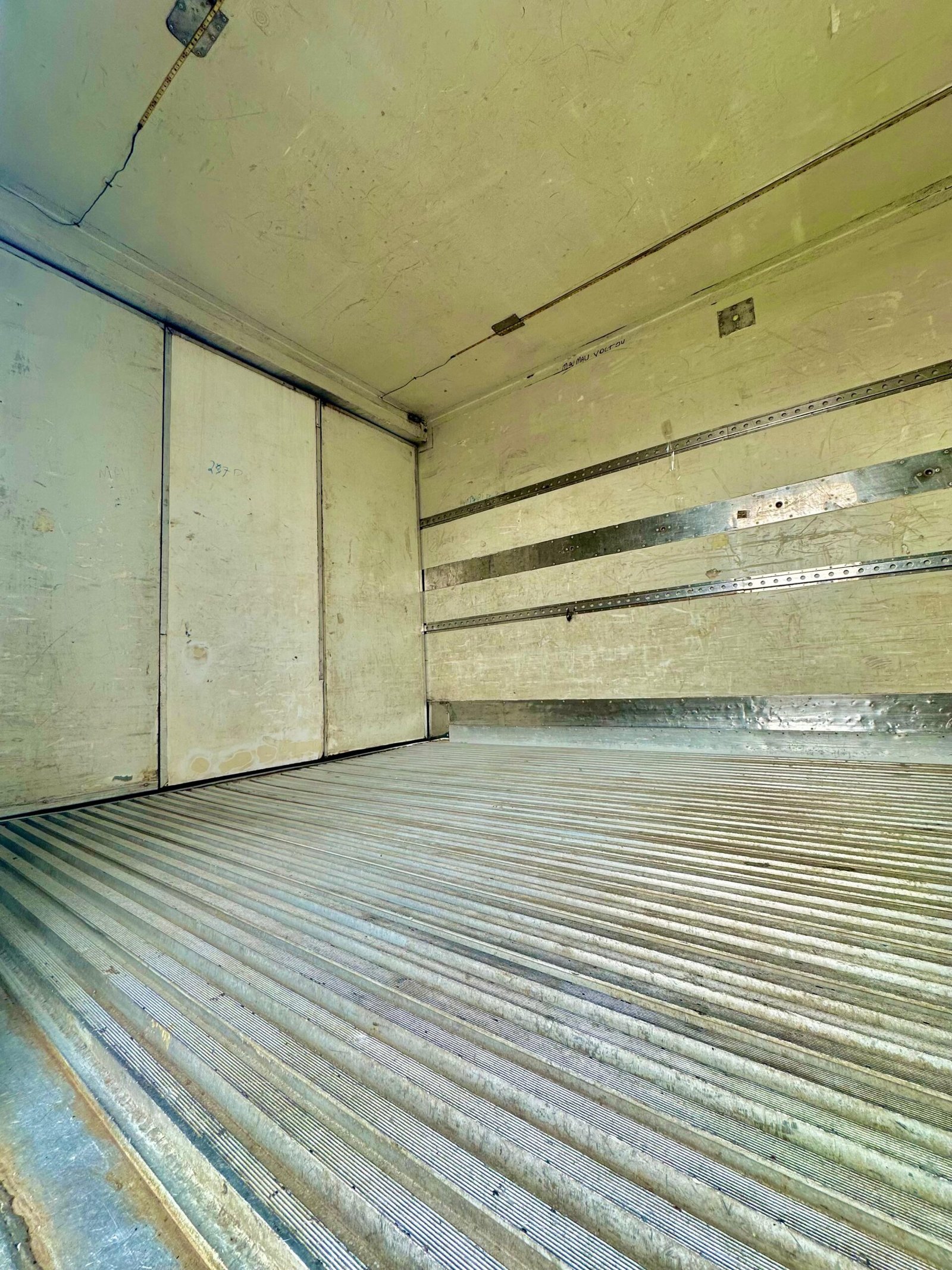 Vw 17.250 4×2 2011 Com Baú Refrigerado Ou No Chassi