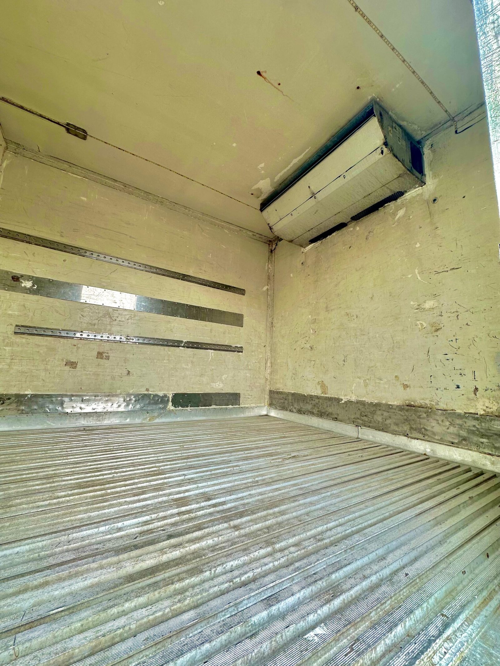 Vw 17.250 4×2 2011 Com Baú Refrigerado Ou No Chassi