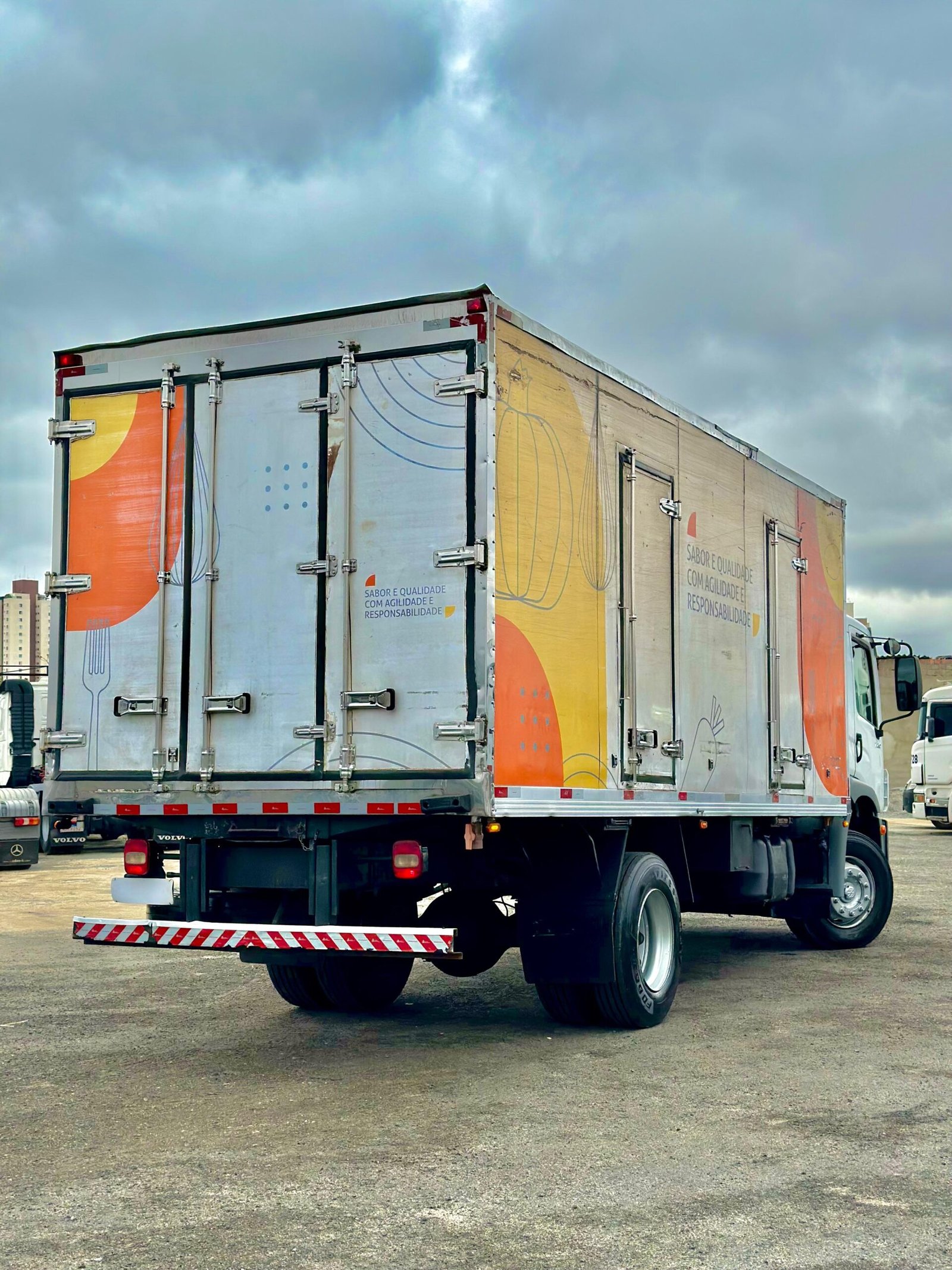 Vw 17.250 4×2 2011 Com Baú Refrigerado Ou No Chassi