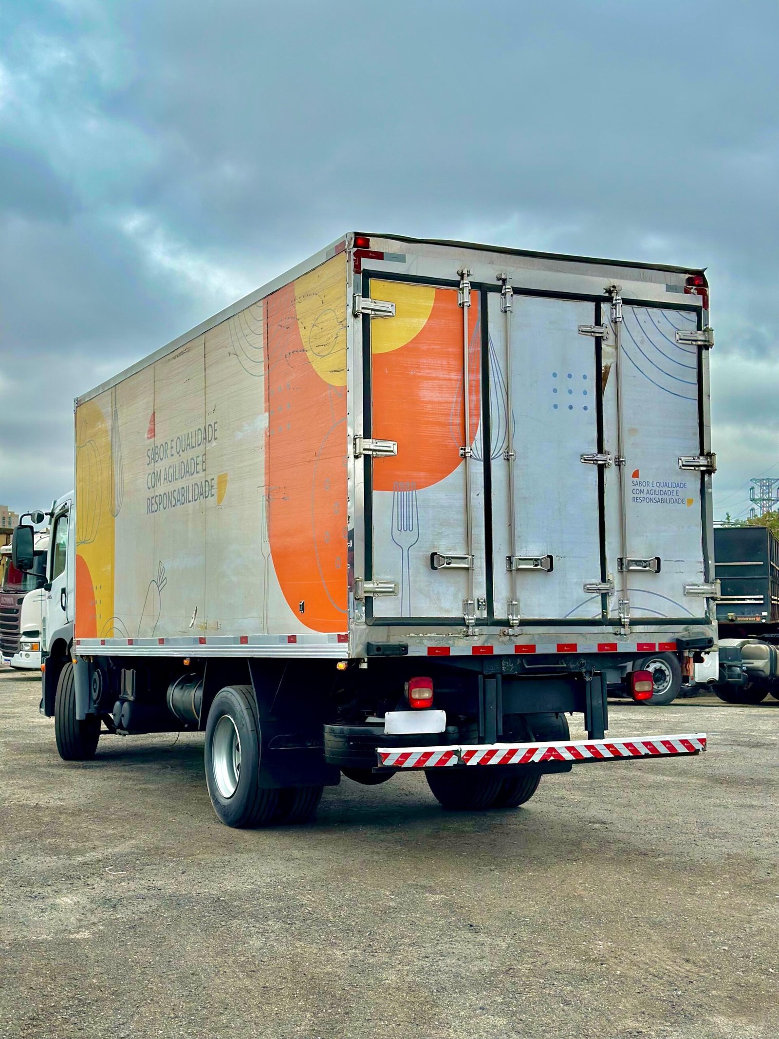 Vw 17.250 4×2 2011 Com Baú Refrigerado Ou No Chassi