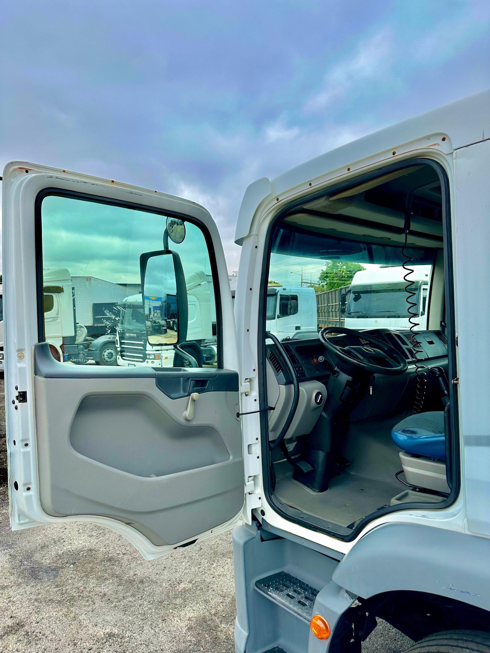 Vw 17.250 4×2 2011 Com Baú Refrigerado Ou No Chassi