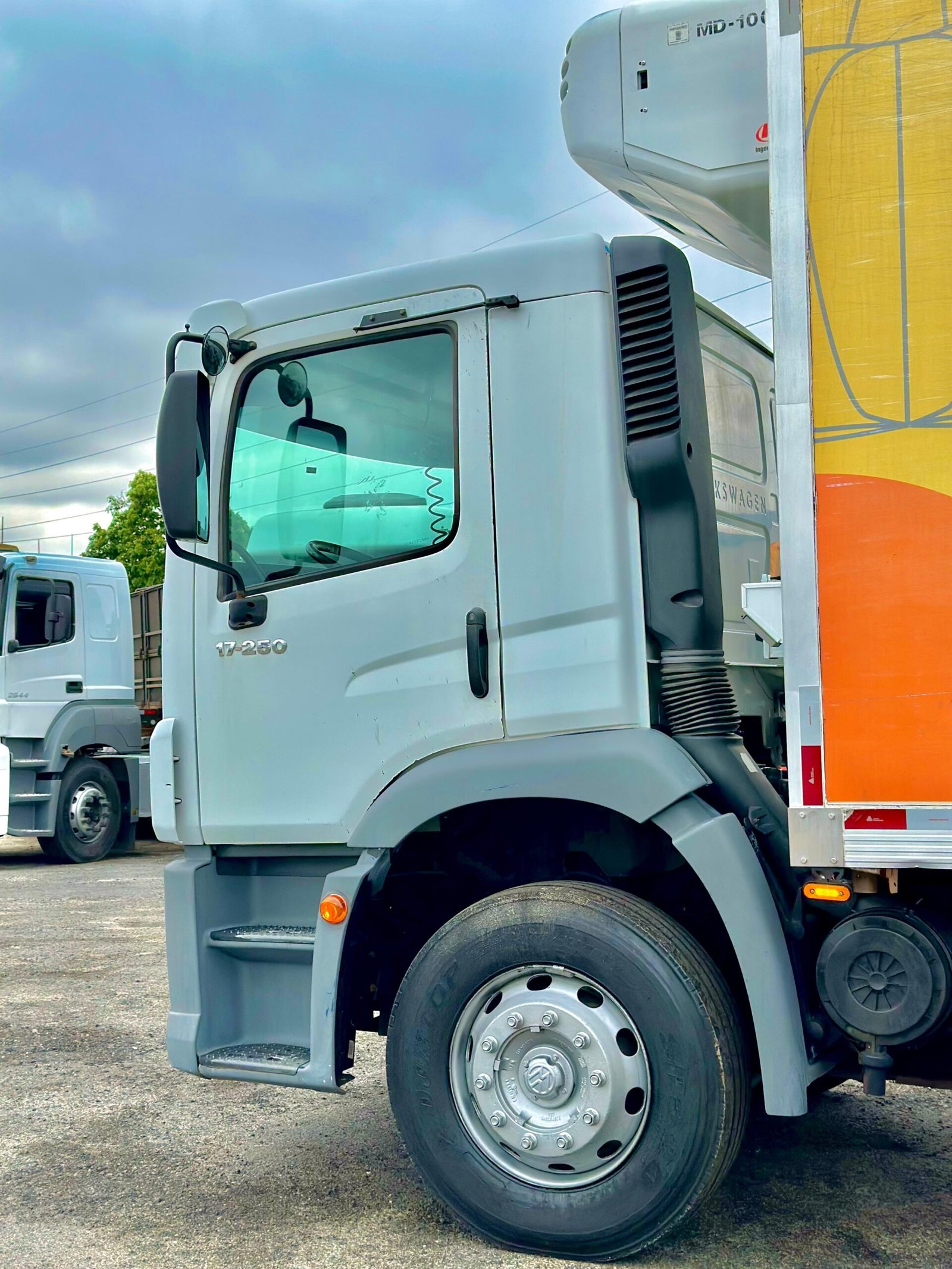 Vw 17.250 4×2 2011 Com Baú Refrigerado Ou No Chassi