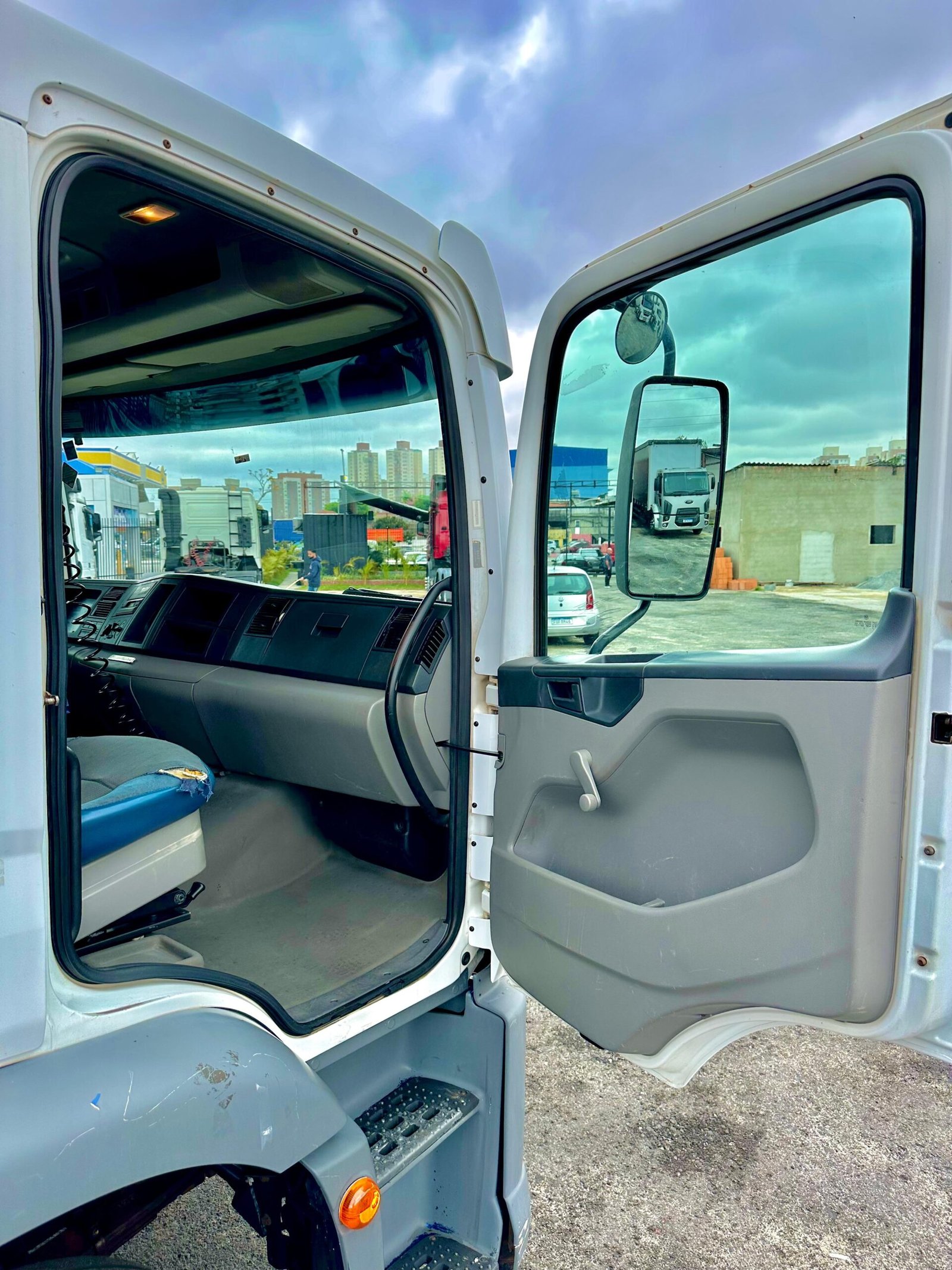 Vw 17.250 4×2 2011 Com Baú Refrigerado Ou No Chassi