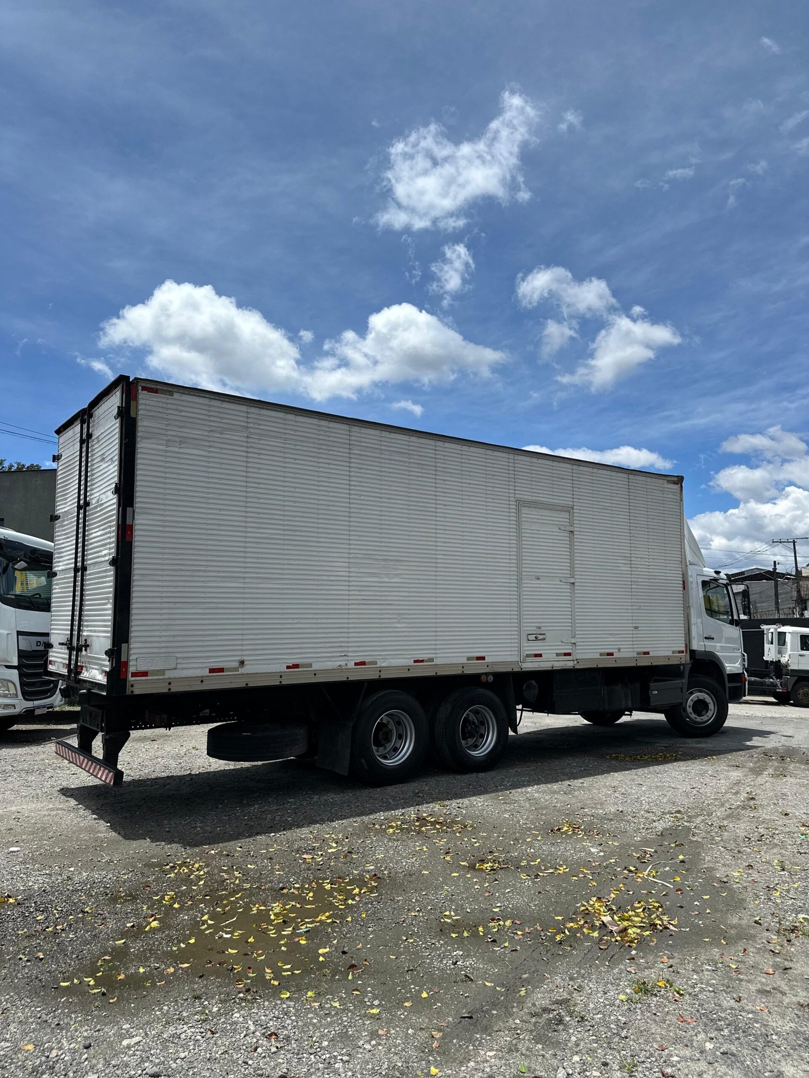 Mb Atego 2425 6×2 2009 Bau 8,50 Chapeado