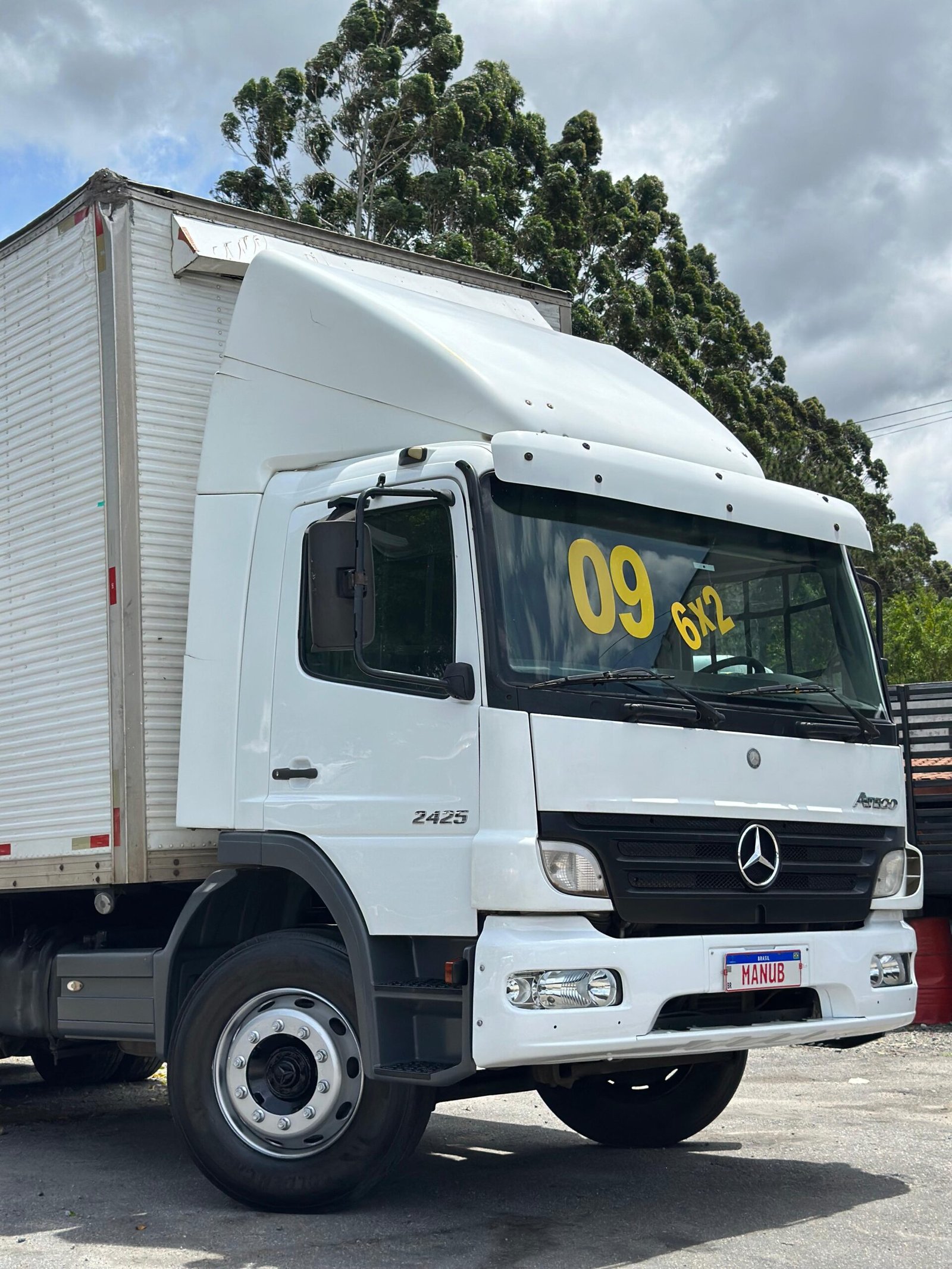 Mb Atego 2425 6×2 2009 Bau 8,50 Chapeado