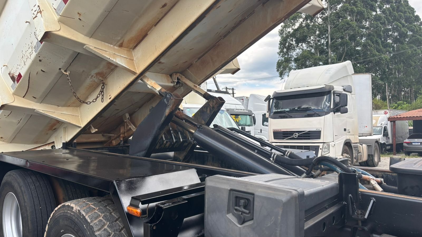 Atego 2426 6×2 2020 Caçamba Basculante Facchini 12m³ e Ar Condic.