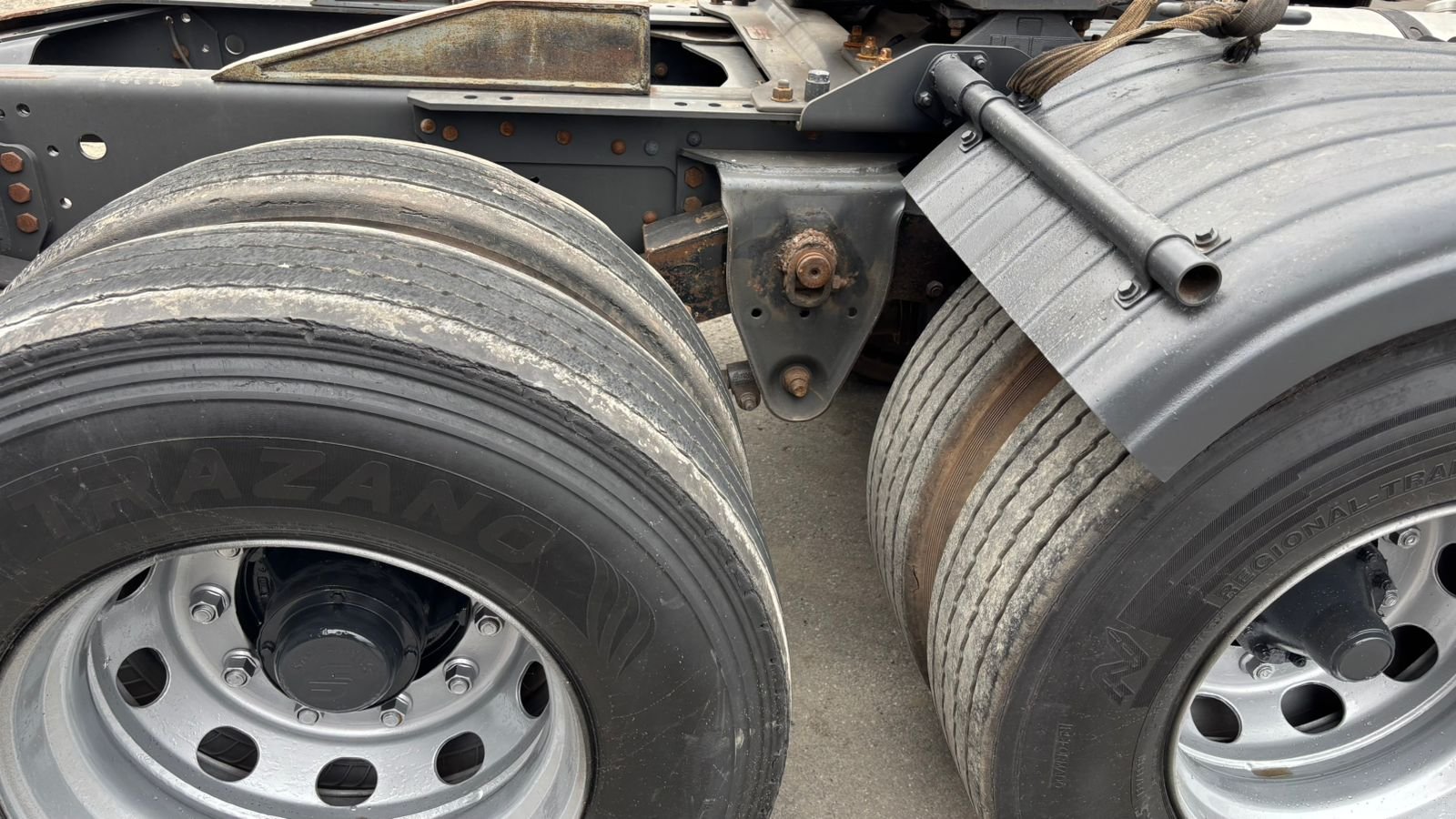 Scania G420 6×2 2011 Pneus 100%