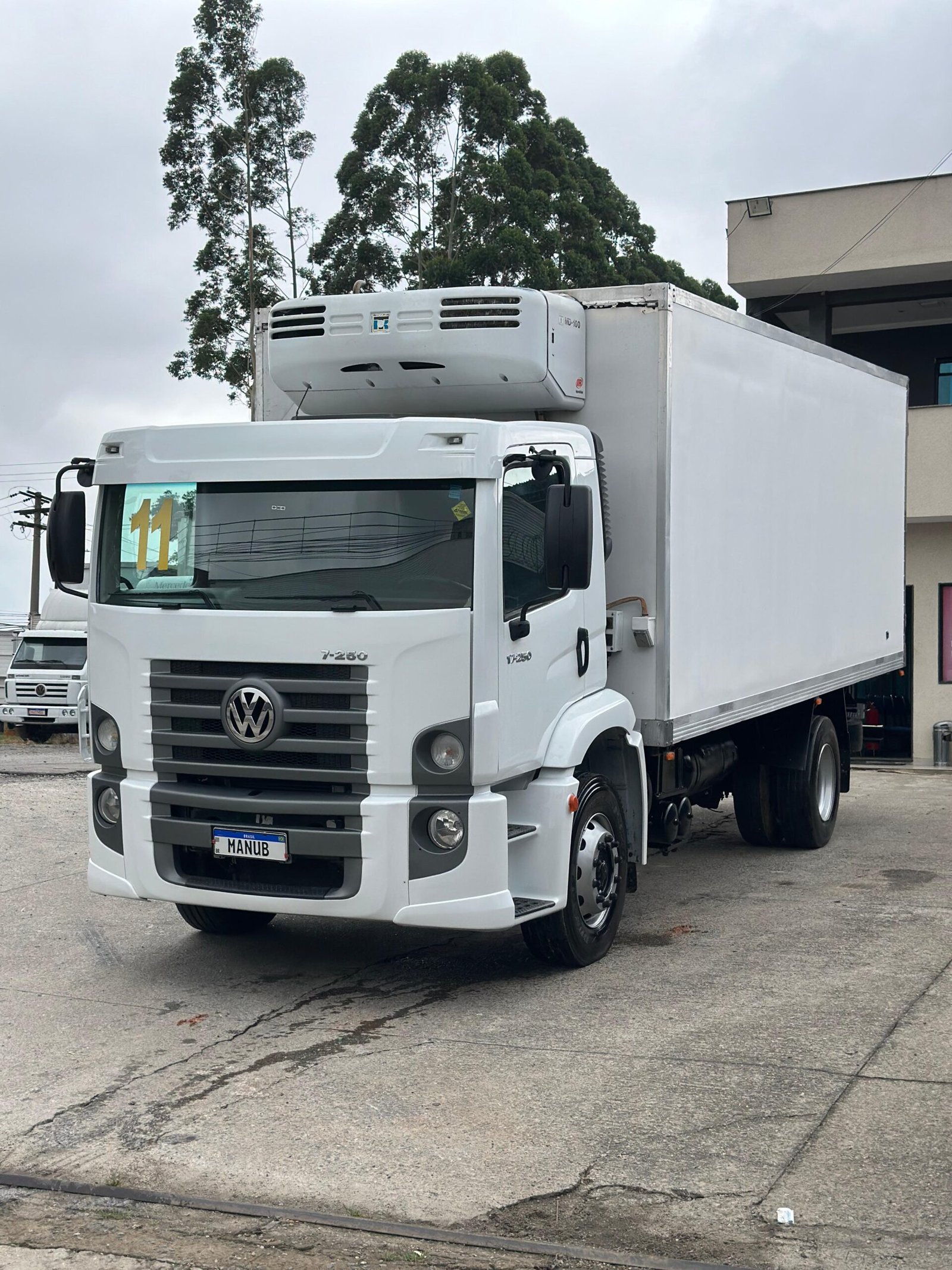 Vw 17.250 4×2 2011 Com Baú Refrigerado Ou No Chassi