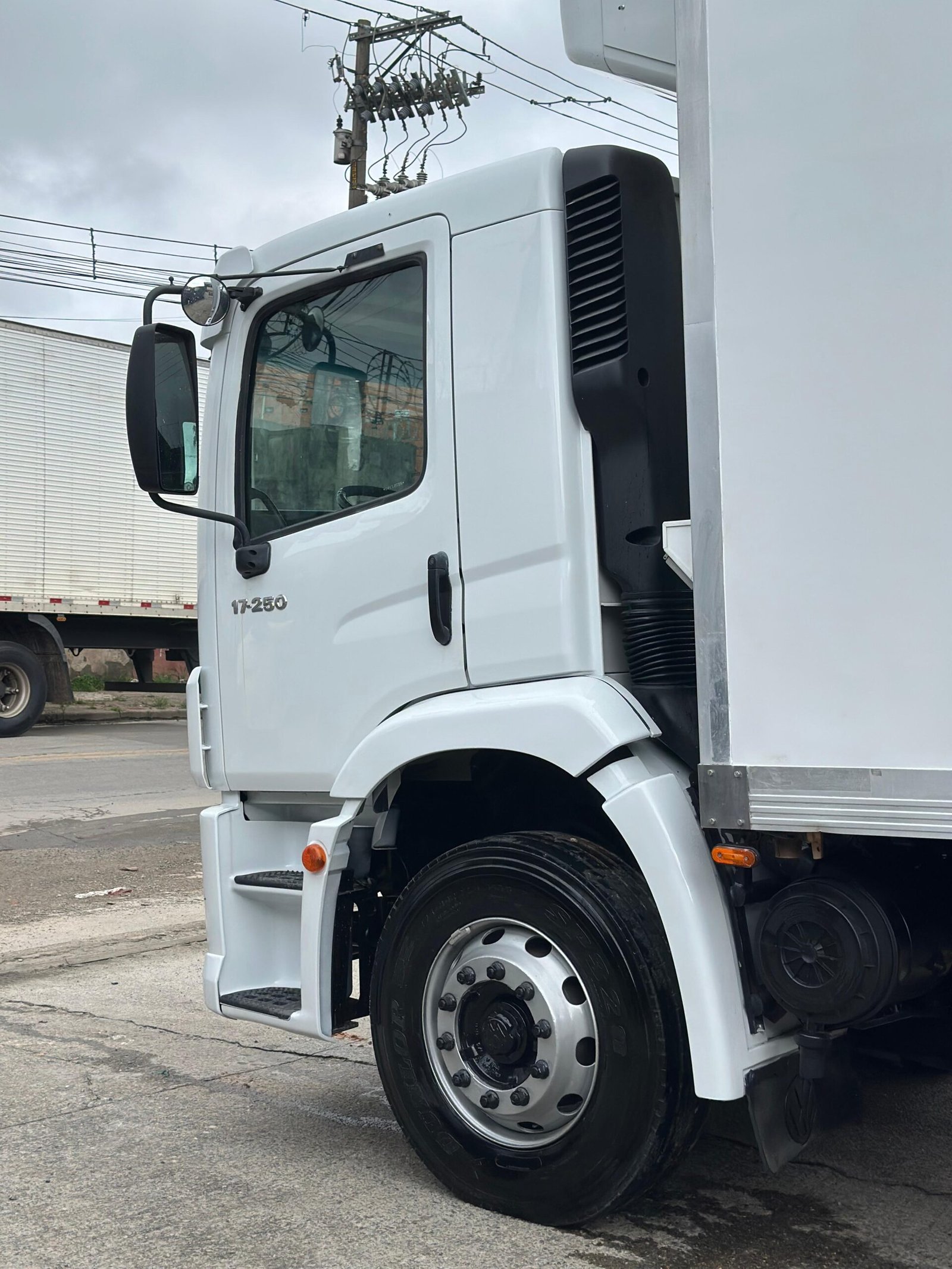 Vw 17.250 4×2 2011 Com Baú Refrigerado Ou No Chassi