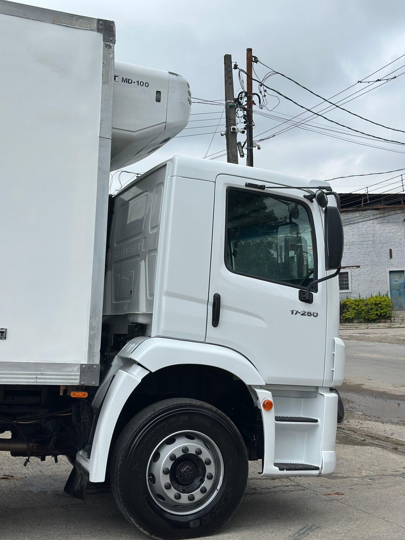 Vw 17.250 4×2 2011 Com Baú Refrigerado Ou No Chassi