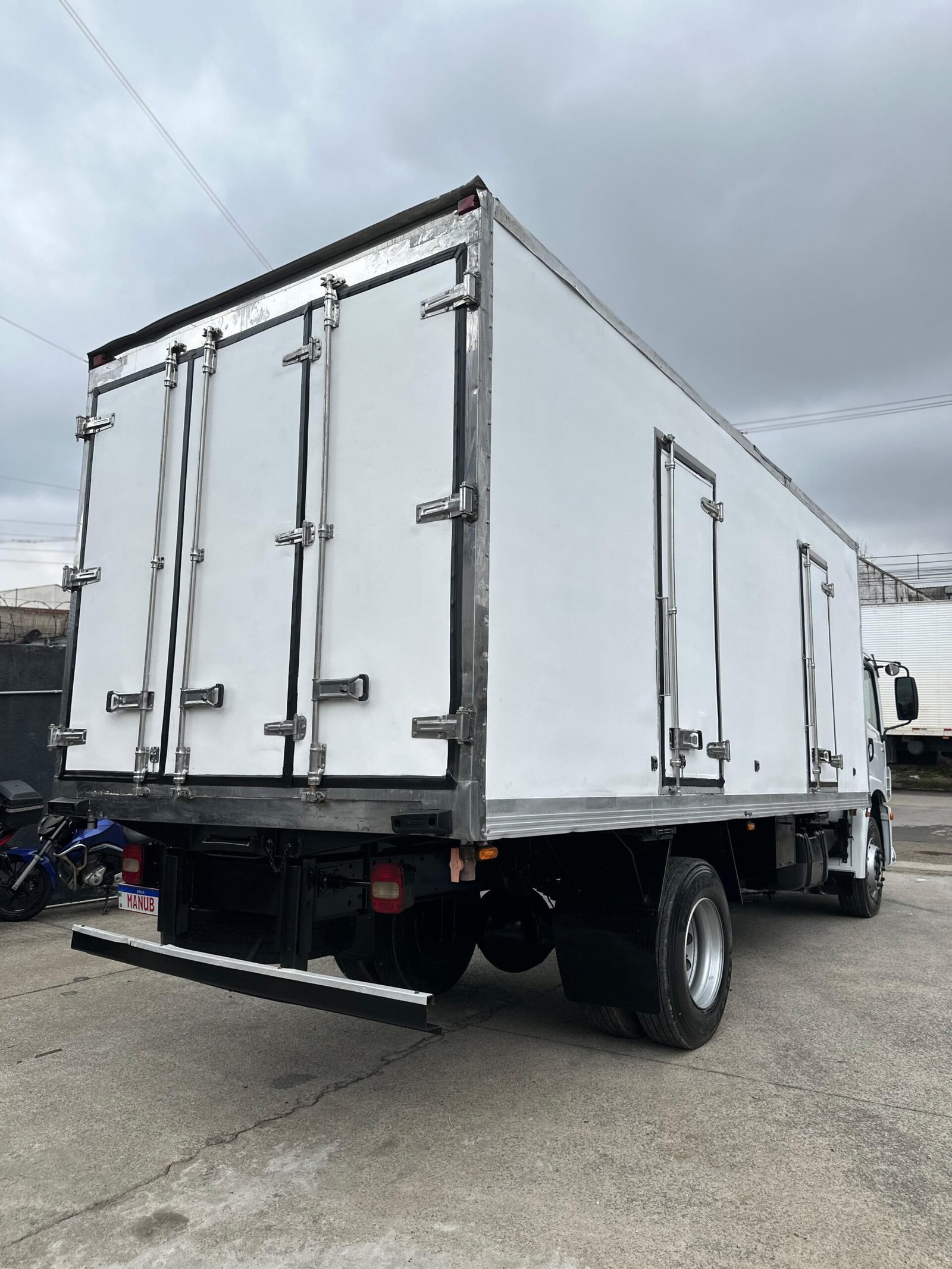 Vw 17.250 4×2 2011 Com Baú Refrigerado Ou No Chassi