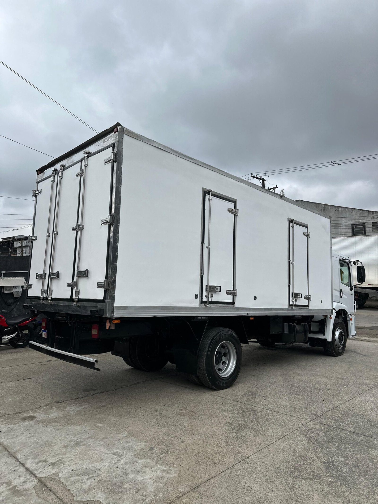 Vw 17.250 4×2 2011 Com Baú Refrigerado Ou No Chassi