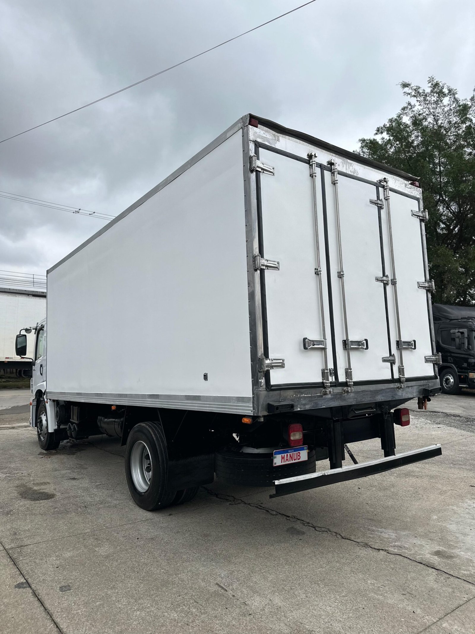 Vw 17.250 4×2 2011 Com Baú Refrigerado Ou No Chassi